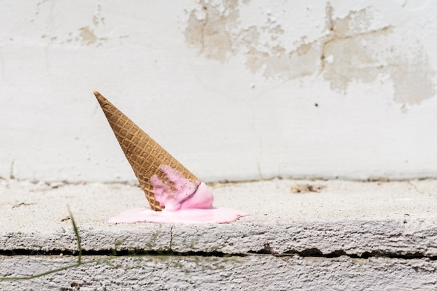 Front view ice cream litter on the street – Free Stock Photo Download