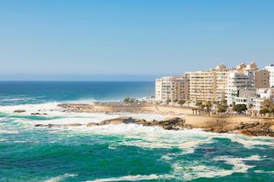 Amazing Views of the Beautiful Pictures of the Atlantic Ocean in Cape Town, South Africa