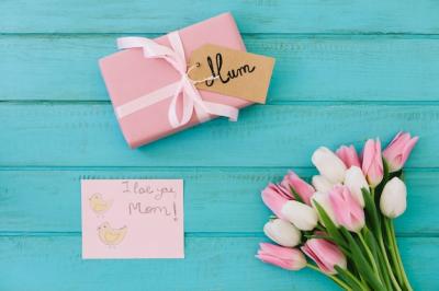 I love you mom inscription with tulips and gift – Free Stock Photo Download