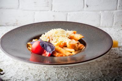 Macaroni with Cheese, Tomatoes, and Purple Basil in Round Plate – Free Stock Photo for Download