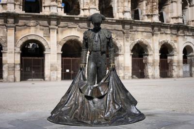 Statue in Front of the Arena Nimes – Free Stock Photo