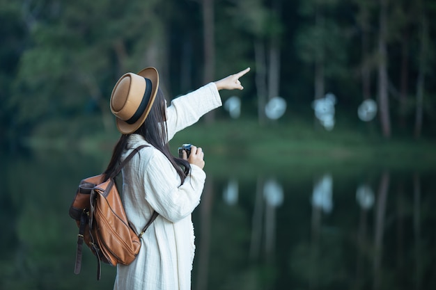 Female Tourists Capturing the Atmosphere – Free Stock Photo Download