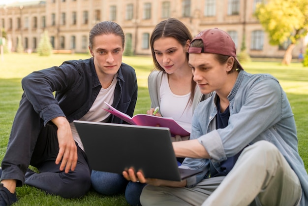 Group of teenagers discussing university project – Free Stock Photo