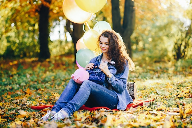 Mother with daughter in a park – Free stock photo for download