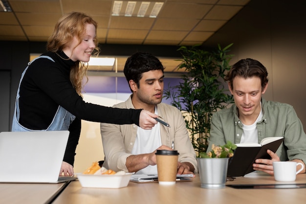 Employee showing appreciation to each other Free Stock Photos