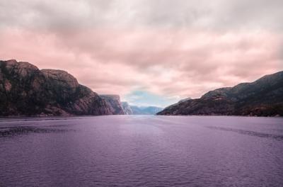 Stunning Norwegian Sea Scenery with Dramatic Rock Formations and Storm Clouds – Free Download