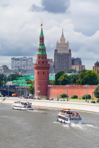 Exploring the Beauty of the Kremlin Embankment with Pleasure Ships – Free Stock Photo for Download