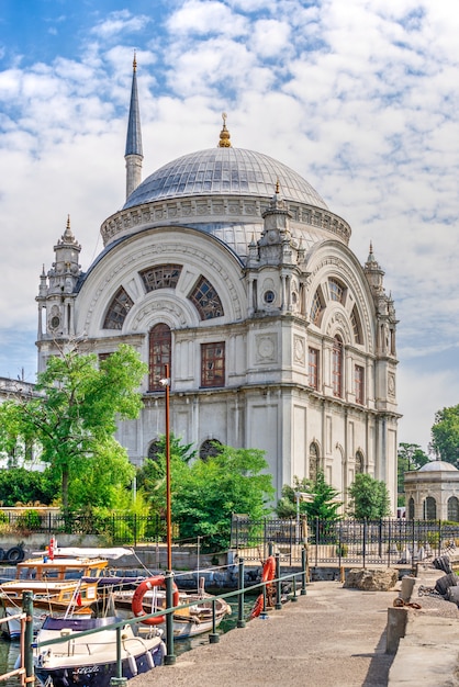 Dolmabahce Mosque – Stunning Architecture in Istanbul, Turkey | Free Download