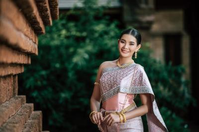 Charming Asian Woman in Traditional Thai Dress at Iconic Temple – Free Download