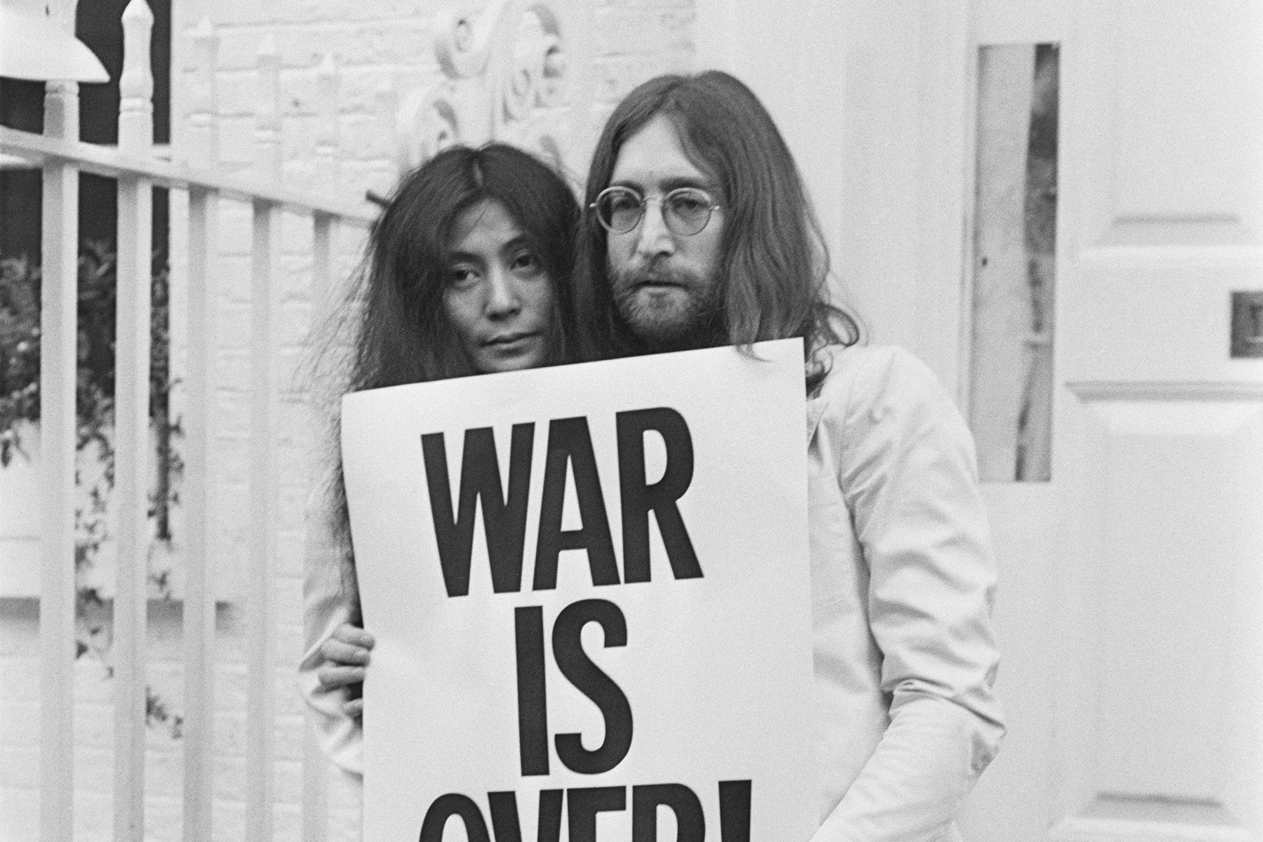 John Lennon Yoko Onos Happy Xmas War Is Over Watch Video 