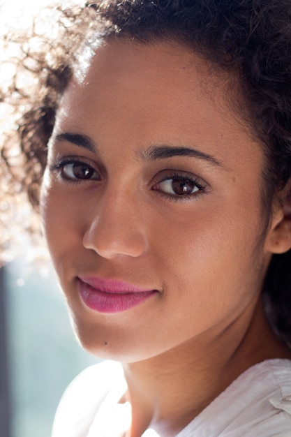 Mujer Femenino Sonriendo con AlegrÃ­a | Download Free Stock Photo