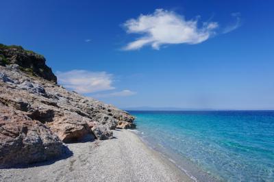 Breathtaking Blue Sea Meets Sunny Rocky Beach Under Clear Blue Sky – Free Download