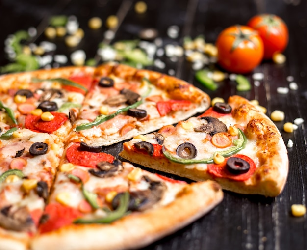 Delicious Close-Up of Pepperoni Pizza Slices with Sausages, Mushrooms, Olives, Bell Peppers, and Cheese – Free Download