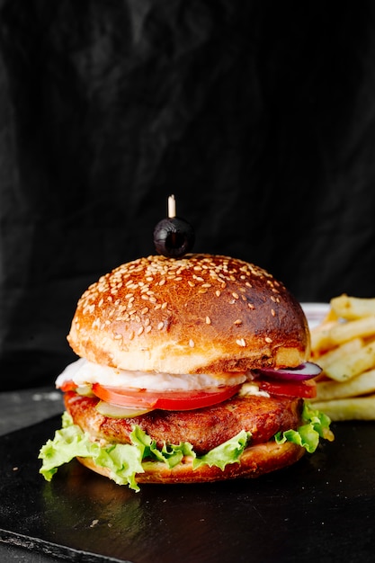 Burger with Meat, Tomato, and Lettuce in a Bun – Free Stock Photo for Download