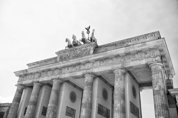 Brandenburg Gate on a Sunny Day in Berlin: A Popular Tourist Attraction – Free Stock Photo for Download