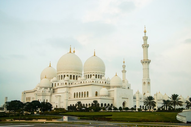 Stunning Views of Sheikh Zayed Grand Mosque – Free to Download