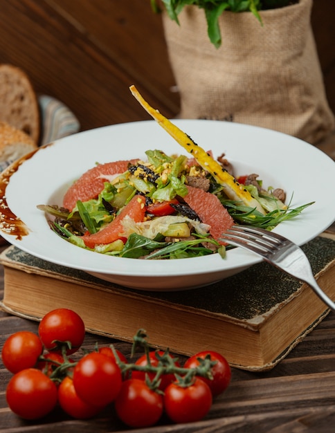 Delicious Green Salad with Pepperoni and Galetta Bread – Free Download