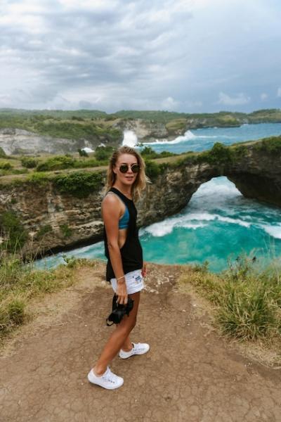 Photographer Capturing Iconic Landmarks at Angel’s Billabong Beach, Nusa Penida, Bali – Free Stock Photo for Download