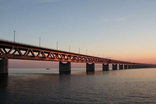 Stunning View of the Ãresundsbron Bridge Over Water with a Clear Blue Sky – Free to Download