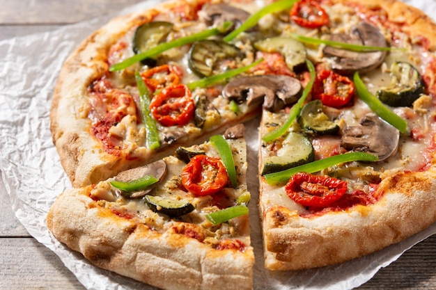 Delicious Vegetarian Pizza with Zucchini, Tomato, Peppers, and Mushrooms – Free Stock Photo for Download