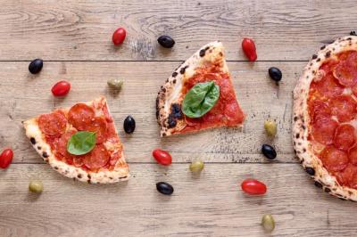 Delicious Pizza on Wooden Background – Free to Download