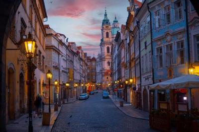 Discover Charles Bridge: A Stunning Medieval Stone Arch Bridge in Prague – Free Download