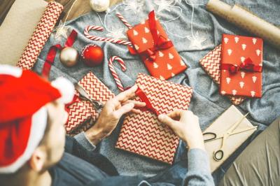 Creative Gift Wrapping: Man Crafting a Bow from Ribbon – Free Download