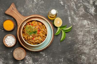 Close-Up View of Green Beans and Tomatoes with Spices and Olive Oil – Free Download