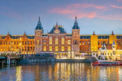 Amsterdam Downtown City Skyline: Stunning Cityscape of the Netherlands – Free to Download