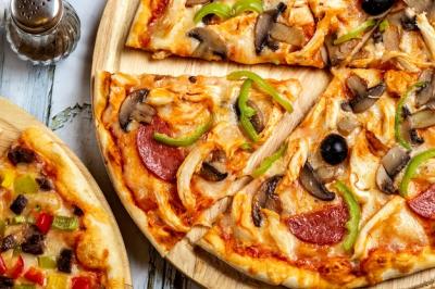 Charming Top View of Chicken Pizza with Salami, Mushrooms, Bell Pepper, and Black Olives – Free Download