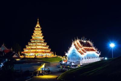 Wat Huay Pla Kang: A Stunning Chinese Temple in Chiang Rai Province, Thailand – Free Download