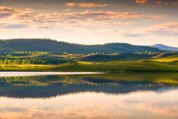 Stunning Sunset over Green Mountains Reflected in Tranquil Lake â Free Stock Photo for Download