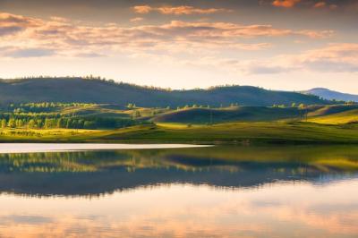 Stunning Sunset over Green Mountains Reflected in Tranquil Lake â Free Stock Photo for Download