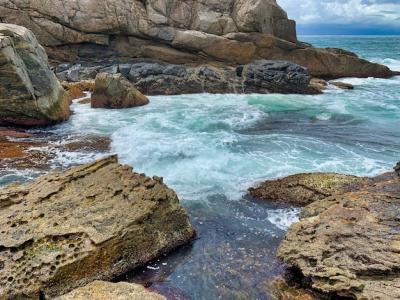 Stunning Rock Formations by the Sea with Dynamic Waves – Free Download