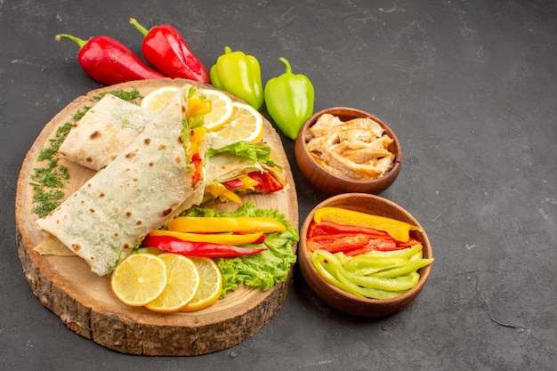 Top View of Sliced Shaurma Meat Sandwich with Lemon Slices and Vegetables – Free Download