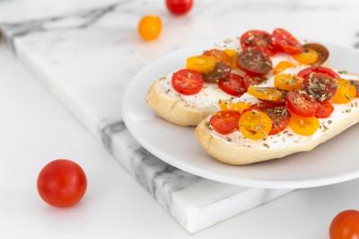 Delicious Close-up Sandwiches with Cream Cheese and Tomatoes – Free Download