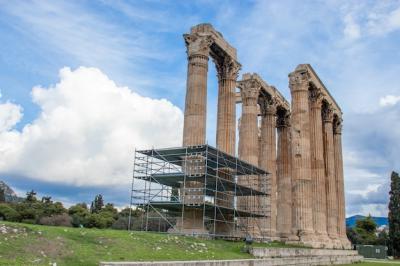 The Temple of Olympieion: Stunning Columns of Olympian Zeus – Free Download