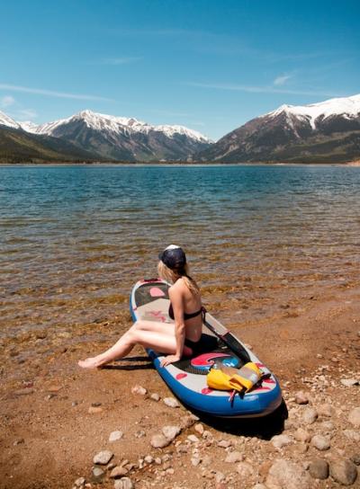 Woman on Paddleboard Enjoying Scenic Mountain View – Free Stock Photo Download