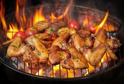 Grilled Chicken Wings and Vegetables on a Flaming Grill – Free Stock Photo Download