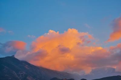 Stunning Mountain Sunset with Illuminated Clouds – Free Stock Photo for Download