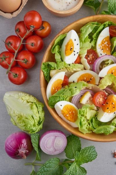 Healthy Salad of Fresh Vegetables: Tomatoes, Egg, Onion – Free Stock Photo for Download