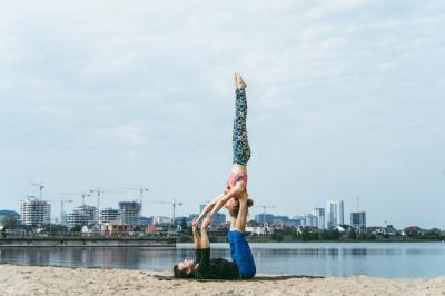 Young Couple Practicing Yoga Against a City Backdrop – Free Stock Photo for Download