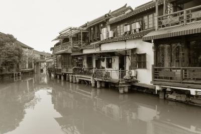 Ancient Structure in China: Nostalgic Gray Tones – Free Download