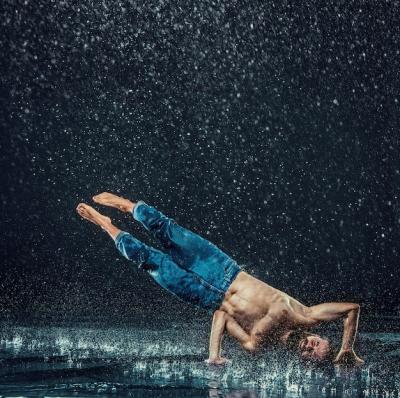 The male break dancer in water – free download