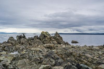 Stunning Rocky Cliff by the Sea with Expansive Sky – Free to Download