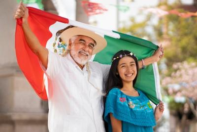 Smiley Family Showcasing Mexican Flag – Free Download