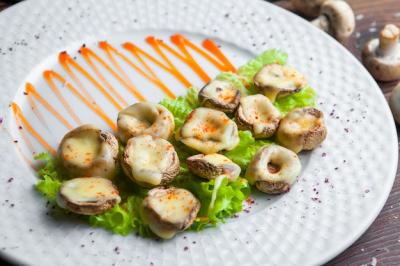 Close-Up of Baked Mushrooms with Cheese and Lettuce on a White Plate – Free Stock Photo for Download