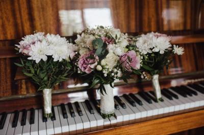 Tender Wedding Bouquets for Brides and Bridesmaids on an Old-Fashioned Piano – Download Free Stock Photo