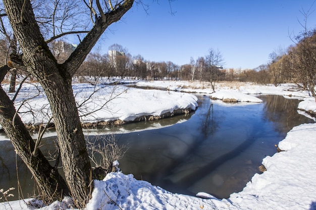 Yauza River in Moscow: Winter Wonderland with Snow-Covered Ground – Free Download