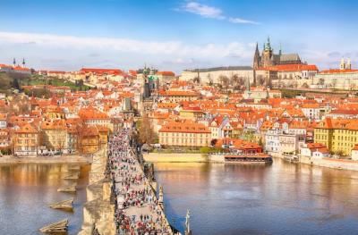 Stunning View of Charles Bridge and Prague Castle Over the Vltava River – Free Download